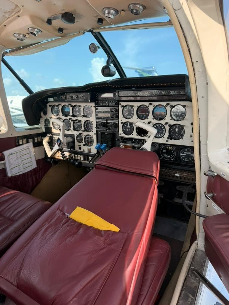 PIPER AZTEC-PA-23-250F (1979) · Foto 2